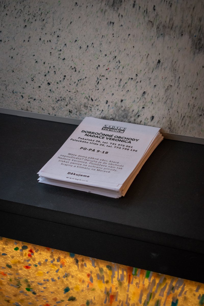 Detail desek z recyklovaného plastu (Interiér dobročinného obchodu Nadace Veronica; studenti FA VUT)