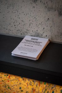 Detail desek z recyklovaného plastu (Interiér dobročinného obchodu Nadace Veronica; studenti FA VUT)