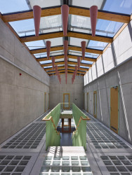 Schodišťovou halu tu prosvětluje střešní světlík a podlaha ze sklobetonu. - Středisko správy a údržby dálnice, Přerov, Pelčák a partner architekti