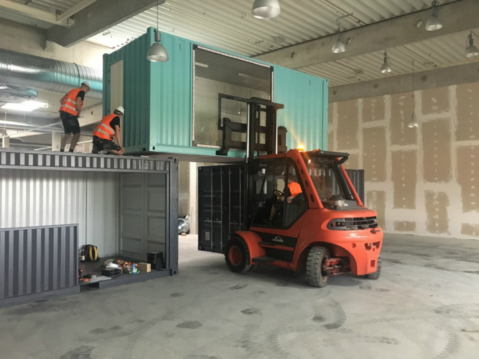 Kontejnerová stěna prodejny Kolovna, Hast Retail.