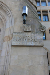 Vratislavská fakulta sídlí v historické budově strojní a stavební školy z roku 1904 – foto