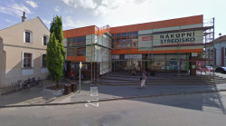 Původní podoba supermarketu před přestavbou.