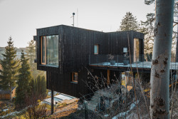 „Nosná konstrukce je tvořena lehkým ocelovým skeletem provázaným ve styčnících svařovanými a šroubovanými prvky,“ popisují technické řešení architekti. (Dům Větrník v Ruprechticích od atakarchitekti)