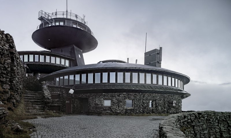 Vysokohorská meteorologická observatoř na Sněžce byla realizována podle návrhu Witolda Lipińského mezi lety 1968 a 1974.