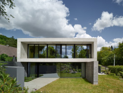 Stempel & Tesar architekti realizovali v pražské Troji vilu kompletně odlitou z betonu. (Vila Troja, Stempel & Tesar architekti)