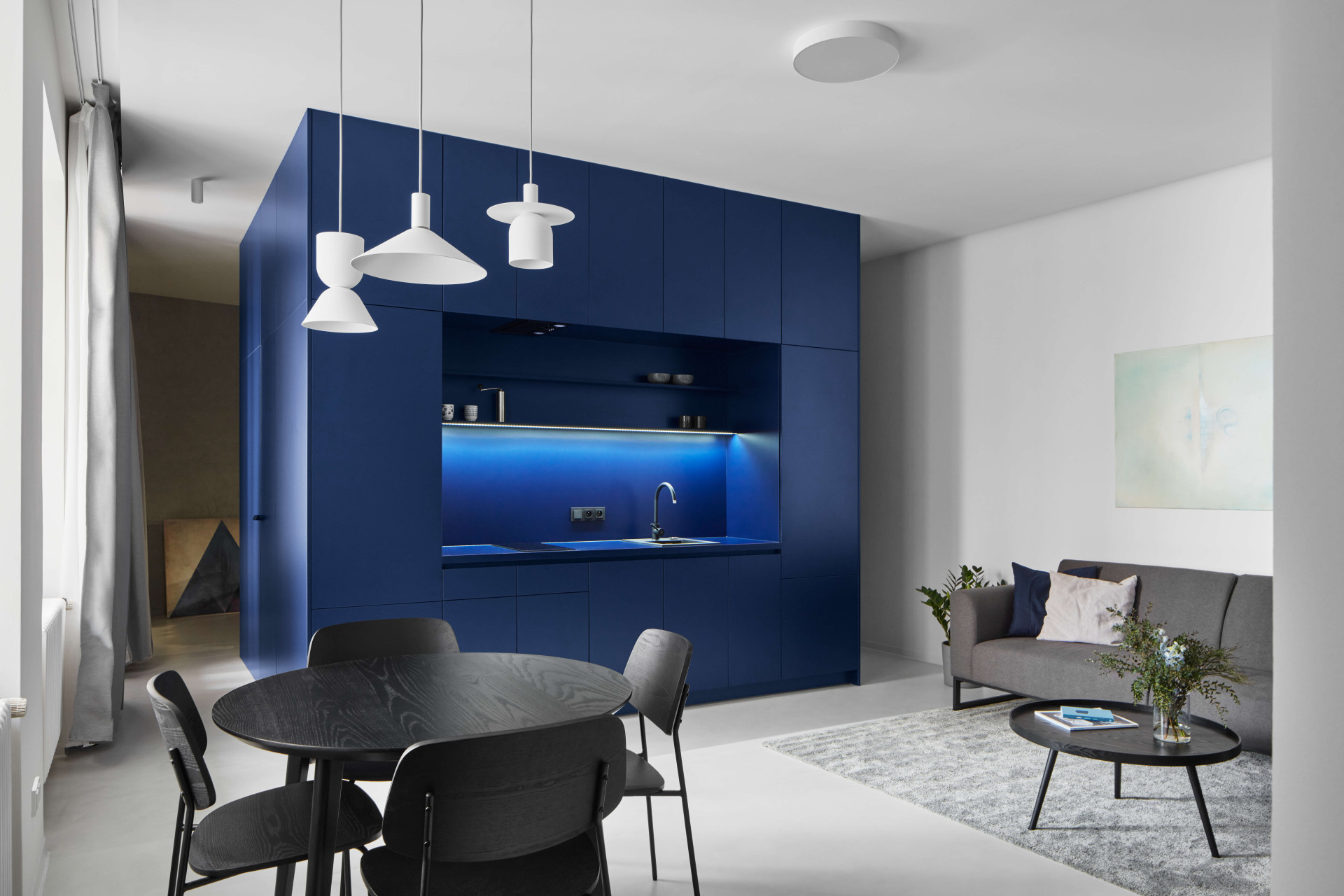 Původní členitou a uzavřenou dispozici nahradil jeden box. (Byt na Malé Straně, Máslo + Peteráková)