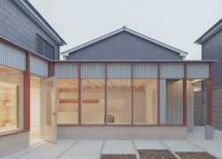 Přístavba rodinného domu v Londýně, Artefact: Architekti pojali rozšíření domu jako udržitelnou dřevěnou přístavbu hrající několika barvami