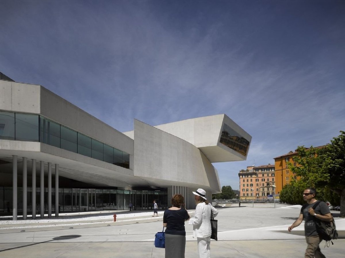 Nejznámější světoví architekti jsou často ti s nejvíce „uměleckým“ projevem. Mezi ně patří i nedávno zesnulá Zaha Hadid. Její budovy nikdy nepostrádaly umělecké kvality, ale funkčnost šla občas stranou. Na fotografii je římské MAXXI Museum. Údržba této budovy podle NY Times stojí ročně víc než 8 milionů dolarů, tedy více, než italská vláda ročně utratí za fungování celého muzea včetně expozic. Kromě toho je také budova poměrně neohleduplná k okolní zástavbě. / Zaha Hadid Architects, MAXXI Museum – foto