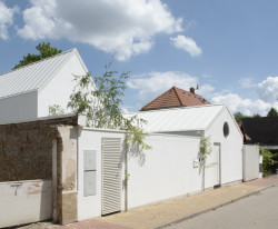 Jedná se o dva objemy, posunuté podél podélné osy. (Bílý dům v Lysolajích, skvadra architekti)