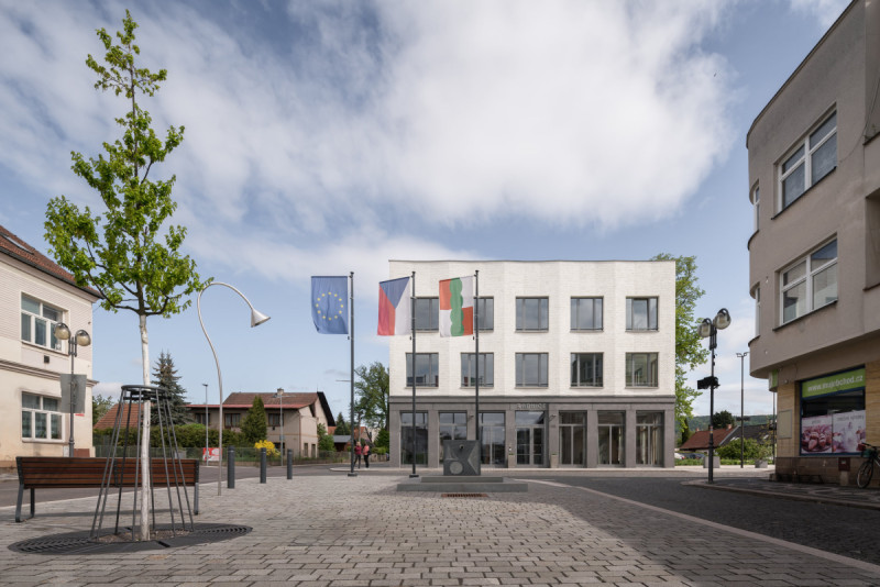 Radnice v kontextu okolní zástavby – současný objekt
citlivě reaguje na měřítko a charakter náměstí. (Nová radnice s plastickou fasádou; re:architekti)