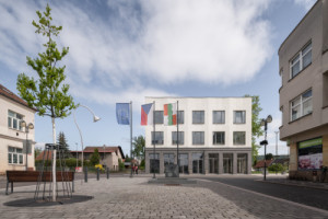 Radnice v kontextu okolní zástavby – současný objekt
citlivě reaguje na měřítko a charakter náměstí. (Nová radnice s plastickou fasádou; re:architekti)