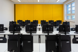 Nástavba základní školy Vidče vyřešila nedostatek prostor pro výuku. Pracuje s kontrastem mezi tmavou současnou vrstvou a původní světlou fasádou z 80. let.