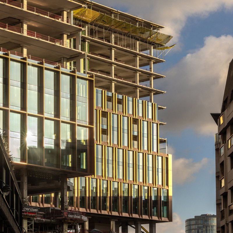 Oxy si klade za cíl dosáhnout uhlíkové neutrality. Budovu vybaví tepelná čerpadla a solární panely integrované přímo do fasád. (OXY Brussels)