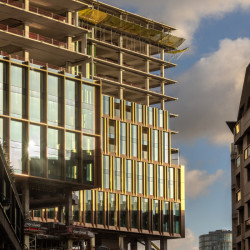 Oxy si klade za cíl dosáhnout uhlíkové neutrality. Budovu vybaví tepelná čerpadla a solární panely integrované přímo do fasád. (OXY Brussels)