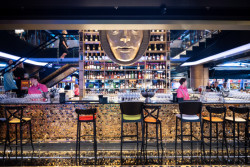 Ve 3. a 4. patře je herna. Můžete si tu zastřílet, zajezdit ve formuli nebo zahrát minigolf.