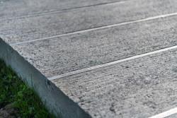 Kovové pásky se jmény vězněných (Památník v Letech, Jan Sulzer, Lucie Vogelová, Ján Stempel, Jan Jakub Tesař)