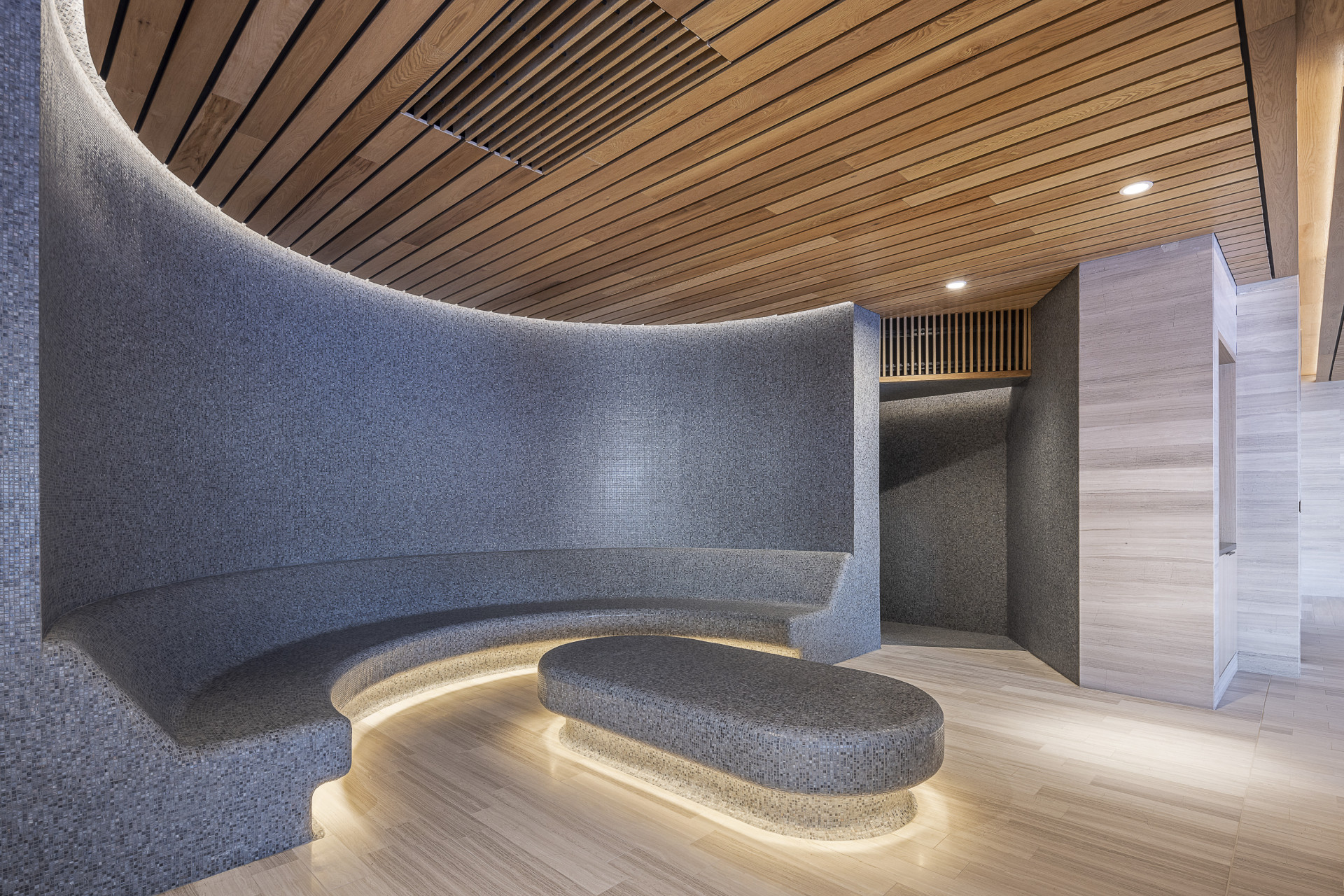 Nové spa v hotelu Fairmont Golden Prague: bazén, vířivka, sauny i umění