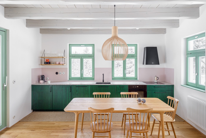 Kuchyně na míru od DEVOTO propojuje precizní řemeslo s čistotou současného designu.