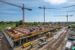 V lukrativní rezidenční oblasti Českých Budějovic roste bytový dům Byty 4 Dvory. (Průběh realizace - květen 2024)