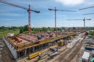 V lukrativní rezidenční oblasti Českých Budějovic roste bytový dům Byty 4 Dvory. (Průběh realizace - květen 2024)