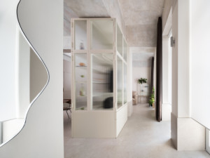 Byt je rozdělený do zón, ne všechny ale oddělují dveře. Architekti pracovali také s kusy nábytku. (Byt na Praze 7; DELICODE)