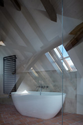 Rekonstrukci činžovního domu v Havelské ulici, QARTA Architektura: Pohled do obytného podkroví