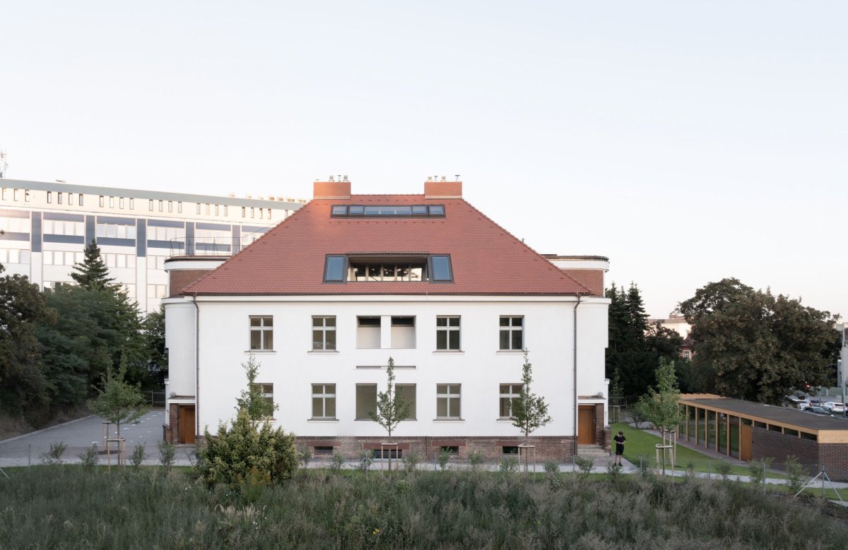 Původně tady bydleli zaměstnanci Státního zdravotního ústavu, dnes je dům soukromníků, nájemní byty jsou v něm ale stále. (Rekonstrukce a přístavba k vile v Praze-Vinohradech, PAPUNDEKL ARCHITEKTI)