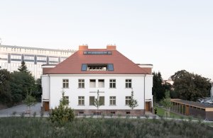 Původně tady bydleli zaměstnanci Státního zdravotního ústavu, dnes je dům soukromníků, nájemní byty jsou v něm ale stále. (Rekonstrukce a přístavba k vile v Praze-Vinohradech, PAPUNDEKL ARCHITEKTI)
