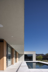 Pokoje orientované do zahrady se otevírají velkoformátovými okny