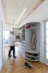 Velké množství úložných prostor marketingová agentura pracující hlavně digitálně nepotřebuje, šanony nepoužívá. Jedinou skříňovou sestavu tak architekti navrhli do chodby. - Kanceláře marketingové agentury KHS v Praze, studio COSMO