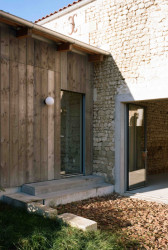 Konverze starého statku, Martin Migeon Architecture: tyk hrubých kamenných stěn s hladkými plochami betonu dává vyniknout odlišnosti starého a nového.