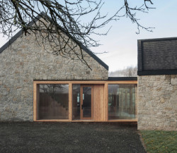 edit! architects od majitelů dostali zadání, ať na charakter původního venkovského dvora navážou. (Usedlost na Slapech, edit! architects)