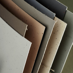 Marmoleum Cococa mezi recyklovanými a přírodními materiály obsahuje také slupky z kakaových bobů.