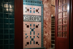 V interiéru zůstaly zachovány původní prvky. To bylo pozitivním zjištěním při znovuotevření hotelu na podzim roku 2024. Během stavebních prací totiž panovaly pochybnosti, jak citlivě se se stavbou naloží – hned na jejich začátku byla odstraněna starší historizující dvorní křídla, na což tehdy upozorňoval Klub Za starou Prahu.