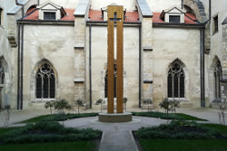 Také Emauzský klášter zve o Vánocích návštěvníky, přímo v jeho kostele je k vidění beuronský betlém z 19. století. Zajděte se ale podívat i na klášterní rajský dvůr. Ten krajinářský ateliér TERRA FLORIDA obnovil do podoby ze stejné doby, z jaké pochází betlém.