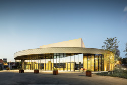 Multifunkční kulturní centrum v belgickém Kapellen obložené hliníkovými šablonami