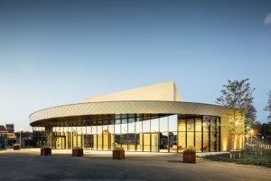 Multifunkční kulturní centrum v belgickém Kapellen obložené hliníkovými šablonami