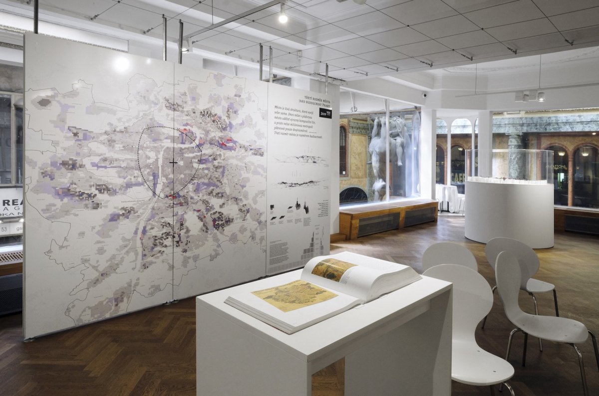 Expozice výstavy Ideální Velká/ Malá Praha, 1919/ 2019 v Galerii Lucerna.