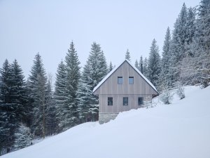 Oba štíty vedle toho zůstaly striktně tradiční. (Chalupa Na Kukačkách; edit! architects)