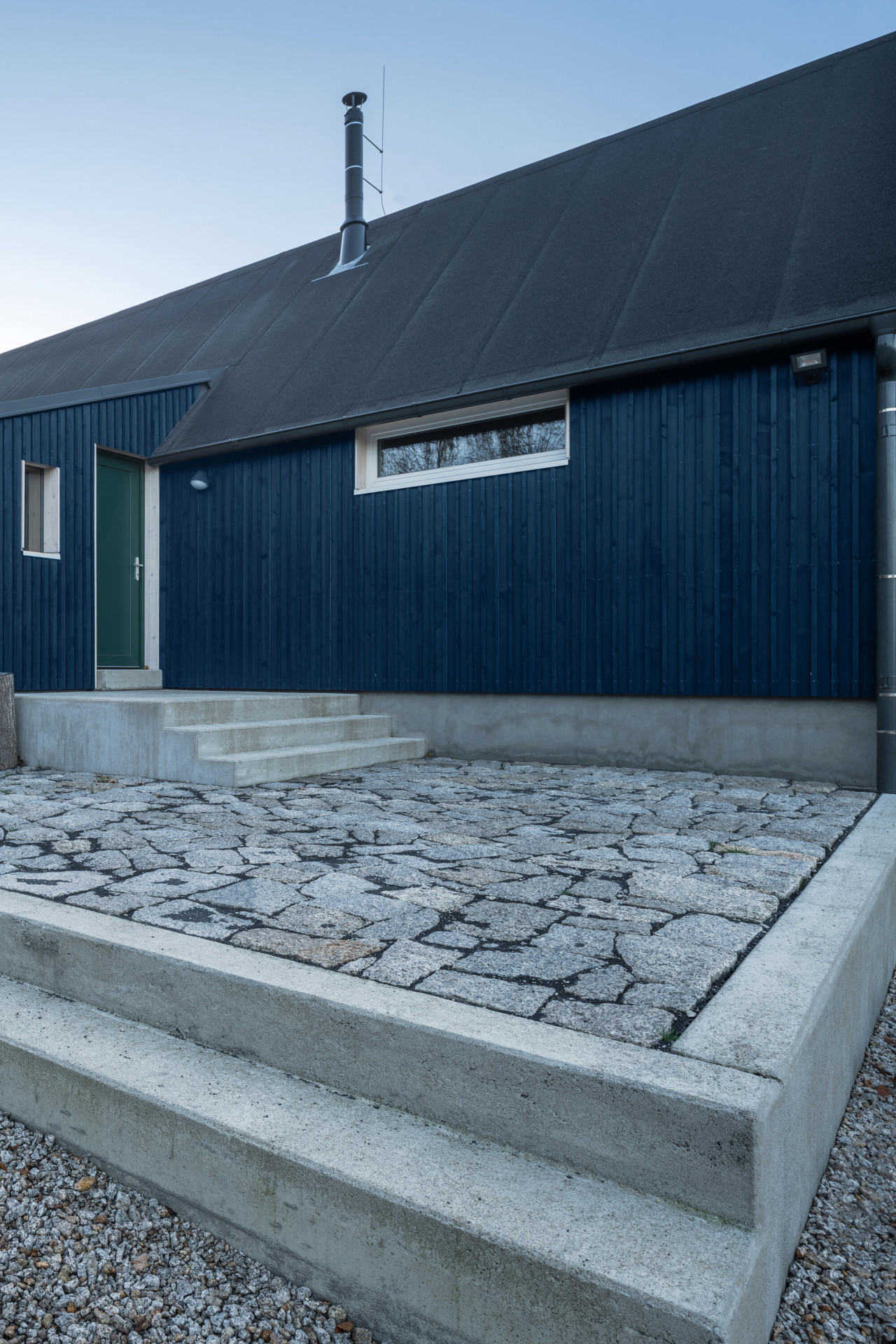 Chata v Jizerských horách, Markéta Cajthamlová, Architektonická projekční kancelář: „Na stavbu byly použity přírodní materiály typické pro tento kraj: dřevo, kámen i sklo, které jej proslavilo po celém světě,“ říkají autorky.