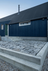 Chata v Jizerských horách, Markéta Cajthamlová, Architektonická projekční kancelář: „Na stavbu byly použity přírodní materiály typické pro tento kraj: dřevo, kámen i sklo, které jej proslavilo po celém světě,“ říkají autorky.