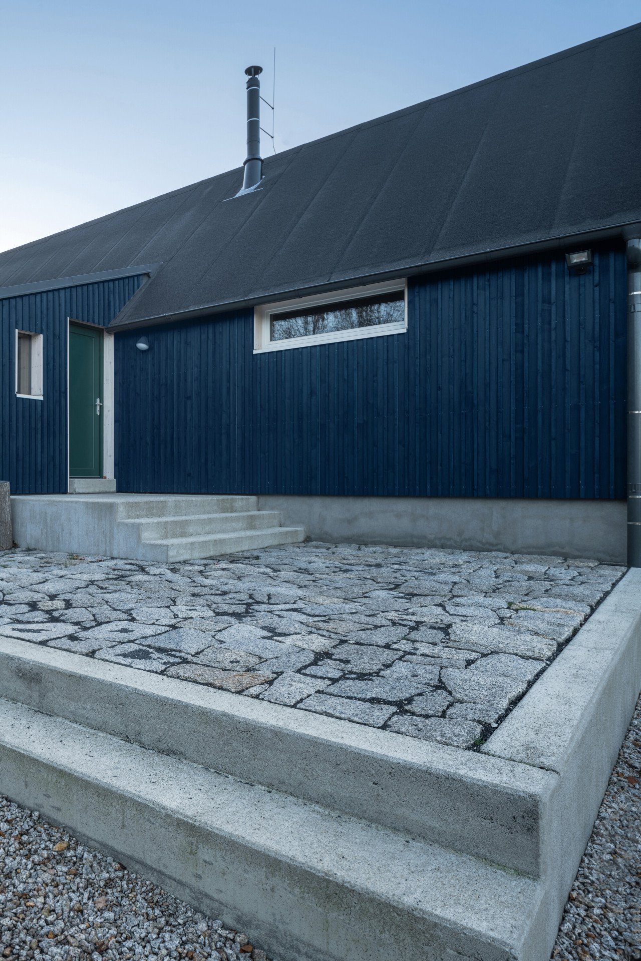Chata v Jizerských horách, Markéta Cajthamlová, Architektonická projekční kancelář: „Na stavbu byly použity přírodní materiály typické pro tento kraj: dřevo, kámen i sklo, které jej proslavilo po celém světě,“ říkají autorky.