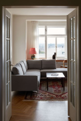 Pohled do obývacího pokoje z chodby - v bytě je vše propojené co nejpohodlněji. (Byt ve vile v Praze-Malvazinkách, Kateřina Hodková)