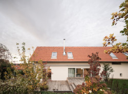 Ateliér Martin Neruda Architektura zrekonstruoval vyhořelý rodinný dům na pražské Zbraslavi