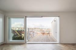 Každý byt má svůj balkon, ty na nejnižším podlaží vstup do dvora.