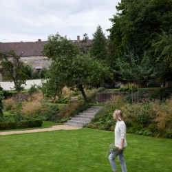 Stavební úpravy areálu jsou koncipovány s důrazem na otevření zahrady veřejnosti. (Krafferova zahrada v Jindřichově Hradci od matěj šebek architekti a Ateliér Za Mák)