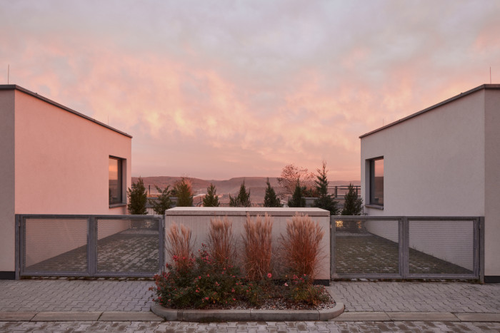 Dvě identické vily od studia Jestico + Whiles na jihozápadě Prahy