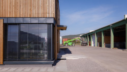 Administrativní budova Partizánske, Prodesi/ Domesi