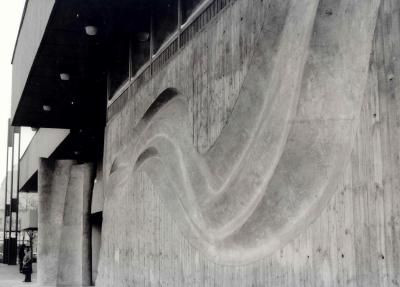 Betonový reliéf na budově podniku Vodních staveb v Praze v Holešovicích, spolupráce s Karlem Filsakem