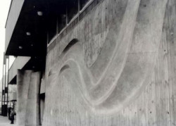 Betonový reliéf na budově podniku Vodních staveb v Praze v Holešovicích, spolupráce s Karlem Filsakem